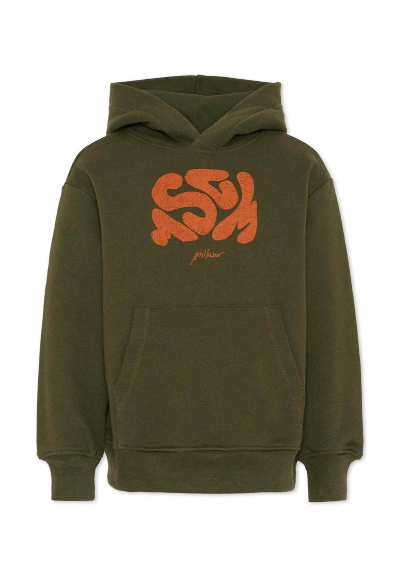 Oliwkowy hoodie z kangurzą kieszenią, z pomarańczowym abstrakcyjnym logo z przodu oraz ściągaczami przy mankietach i u dołu. Miękka tekstura materiału.
