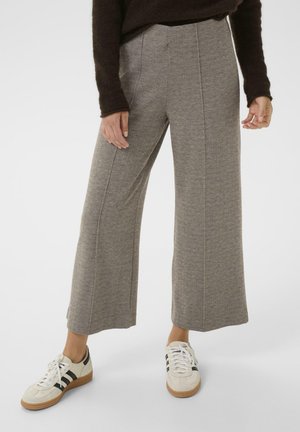 Pantaloni a gamba larga grigi a spina di pesce con tessuto testurizzato, dotati di cuciture frontali e di una vita elasticizzata, abbinati a sneakers bianche.
