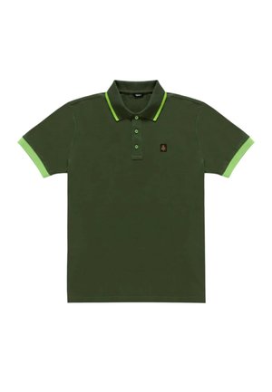 Polo verde con colletto, maniche corte con accenti verde chiaro, patta con tre bottoni e una piccola etichetta con logo.