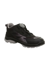 Schwarzer und grauer Sportschuh mit strukturiertem Sohlenprofil, reflektierenden Akzenten und einem BOA-Drehverschluss-System auf weißem Hintergrund.