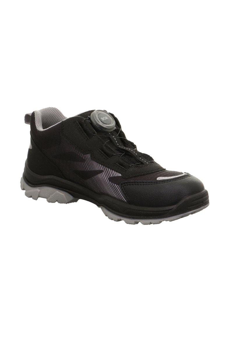 Schwarzer und grauer Sportschuh mit strukturiertem Sohlenprofil, reflektierenden Akzenten und einem BOA-Drehverschluss-System auf weißem Hintergrund.