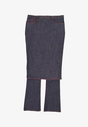 Jupe en denim bleu foncé avec un pantalon attaché, coutures rouges et poches à la taille, présentée à plat sur fond blanc.