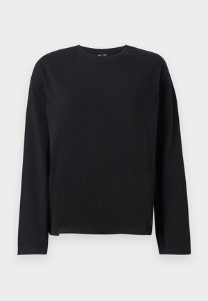 Crna majica dugih rukava od mekanog materijala, sa okruglim izrezom, ležernim krojem i ravnim rubom, s minimalnim detaljima šivanja.