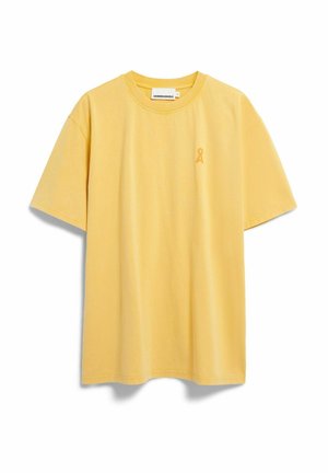 Gelbes kurzärmliges Baumwoll-T-Shirt mit rundem Ausschnitt und kleinem Logo auf der linken Brust, dargestellt vor weißem Hintergrund.