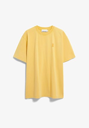 Gelbes kurzärmliges Baumwoll-T-Shirt mit rundem Ausschnitt und kleinem Logo auf der linken Brust, dargestellt vor weißem Hintergrund.