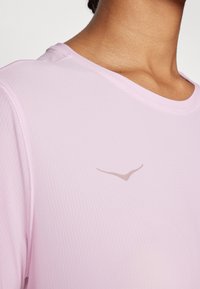 HOKA AIROLITE RUN SHORT SLEEVE - Spordi T-särk - pink twilight