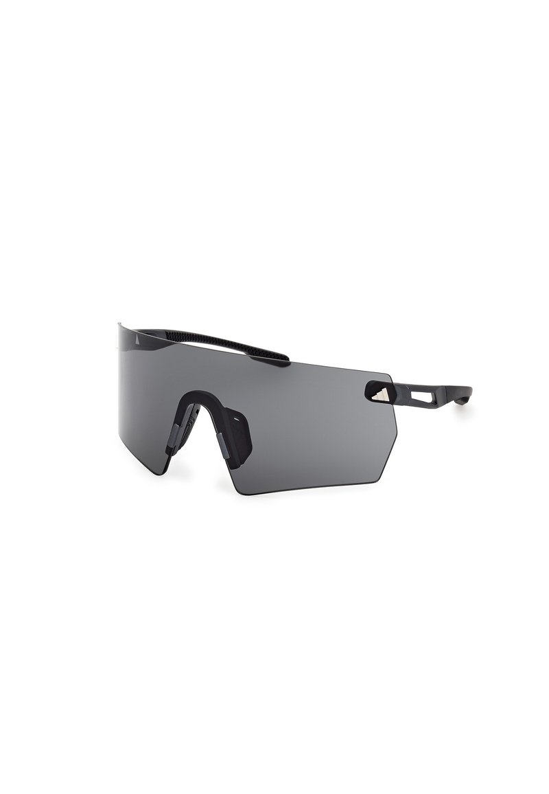 Sonnenbrille mit großen, dunkel getönten Gläsern in geometrischer Form. Matt-schwarzes Gestell mit strukturierten Akzenten und verstellbaren Nasenpads.