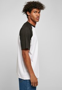 Urban Classics RAGLAN TEE - Trükipildiga T-särk - white black