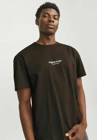 Jack & Jones JORVESTERBRO CREW NECK - Trükipildiga T-särk - chocolate torte