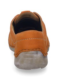 Scarpa in pelle arancione con finitura testurizzata e cuciture bianche; presenta una suola in gomma grigia leggermente consumata. La vista posteriore mostra una forma arrotondata.