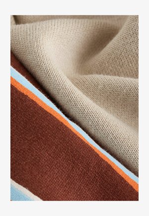 Tissu tricoté présentant une section beige entrecoupée d'une large bande marron ainsi que des rayures orange et bleu clair, révélant une surface douce et texturée.