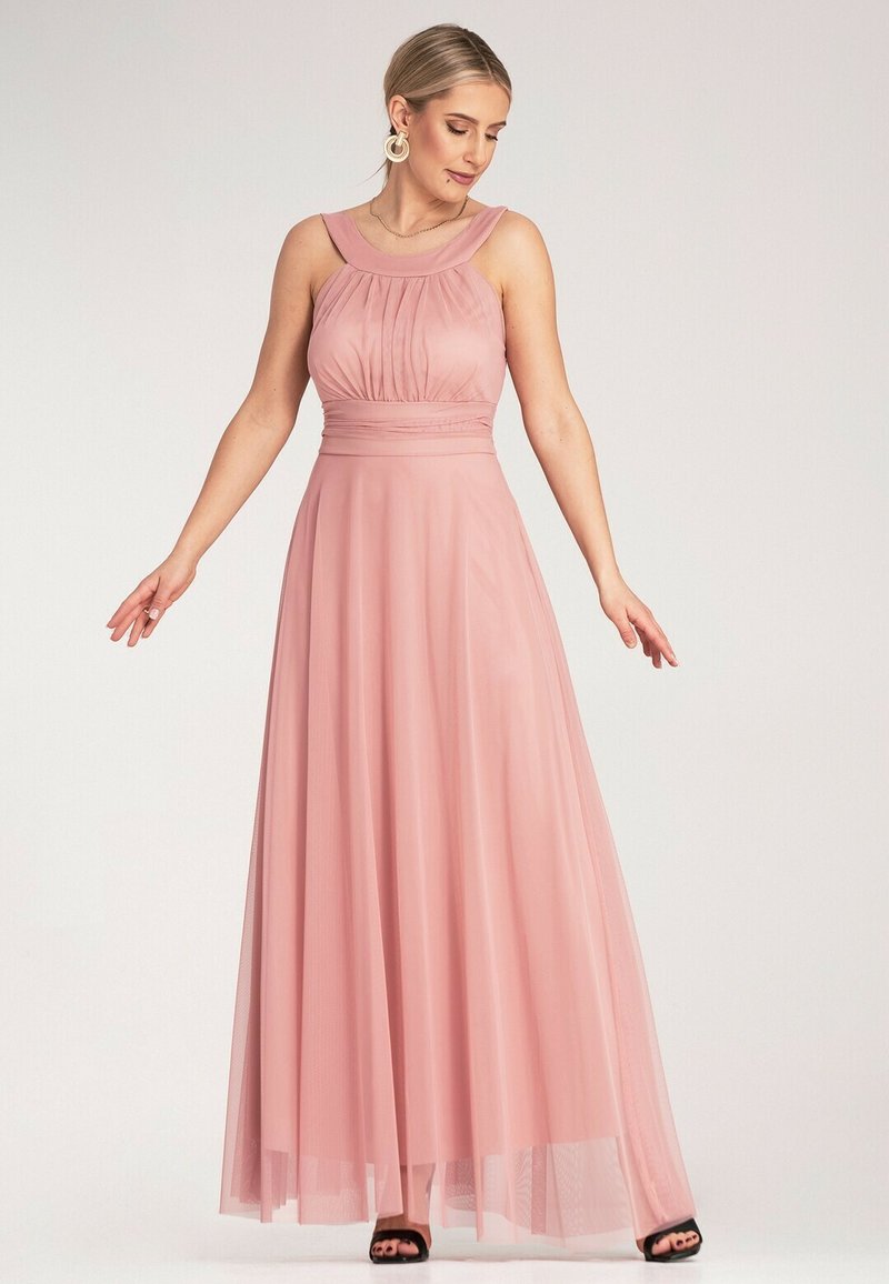 Długa sukienka w jasnoróżowym materiale z dopasowanym gorsetem z plisami i szerokim dekoltem, zwiewnym dołem oraz delikatnie przezroczystym wykończeniem na krawędzi.