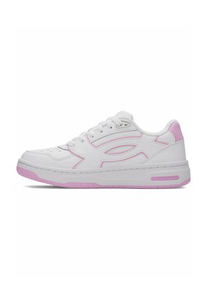 Witte sneakers met roze accenten, voorzien van een glad leren bovenwerk, geperforeerde neus, vetersluiting en een dikke rubberen zool met een roze streep.