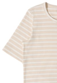 Beiges und weißes, horizontal gestreiftes, geripptes Kurzarmshirt mit rundem Ausschnitt, dargestellt vor weißem Hintergrund.