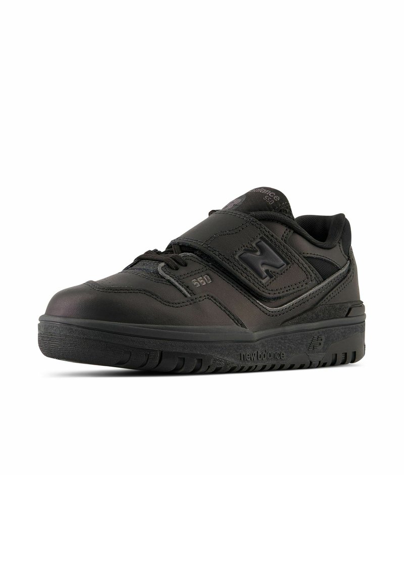 Chaussure de sport noire avec un extérieur en cuir, une sangle réglable, une semelle rembourrée et une semelle en caoutchouc texturé, arborant un logo New Balance.