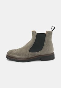 Stivale Chelsea in suede grigio con lati elasticizzati, dettagli brogue sulla punta e tacco in legno impilato. Presenta un tassello sul retro.