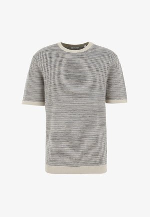 Lühikeste varrukatega kudum, beež ja tumehall riba, millel on ümmargune kaelus ja koonusservad tekstuuri ja struktuuri jaoks.