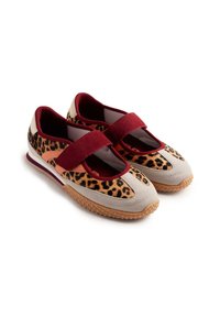 Zapatos con tira de velcro que presentan una parte superior de textil con estampado de leopardo, suave ante beige y una suela de goma con un patrón texturizado para mayor agarre.