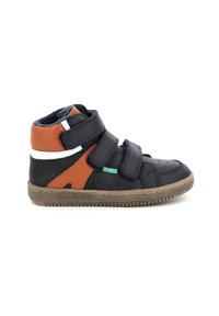 Zapatillas altas de cuero en azul marino y naranja quemado con dos correas de Velcro, un collar acolchado y una suela de goma. Logo verde en el lateral.
