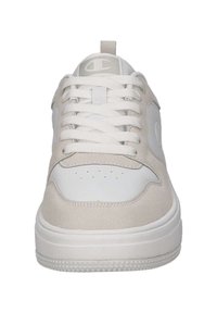 Sneaker color crema con una toma superiore in pelle liscia, dettagli in camoscio, punta perforata per traspirabilità e suola in gomma testurizzata.