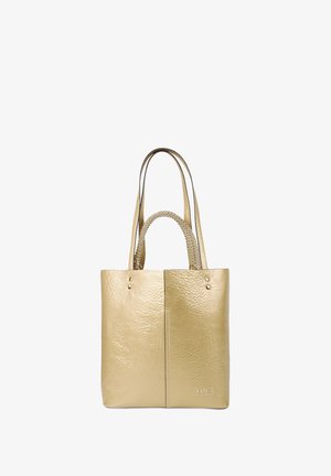 Bolso tote de cuero dorado con asas dobles y acabado texturizado, que presenta dos bolsillos frontales con tachuelas y un sutil logo grabado en la parte inferior.