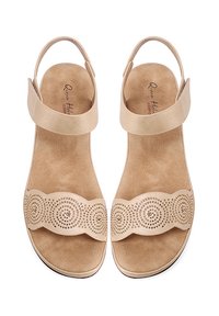 Sandali beige con una vasta banda perforata e cinturino alla caviglia. Superiori in morbida similpelle suede e soletta imbottita. Tacco a zeppa basso.