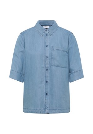 Jasnoniebieska koszula denim z krótkim rękawem, kołnierzykiem i pojedynczą kieszenią na piersi, z widocznymi przeszyciami.