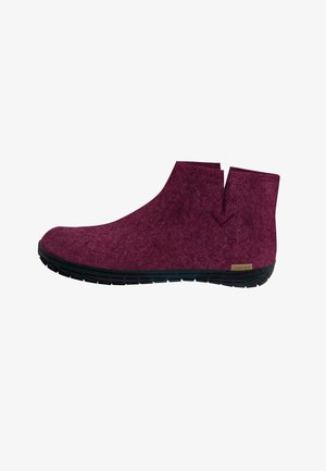 Scarpa bassa in feltro bordeaux con suola in gomma nera, caratterizzata da una piccola tacca laterale e un design minimalista.