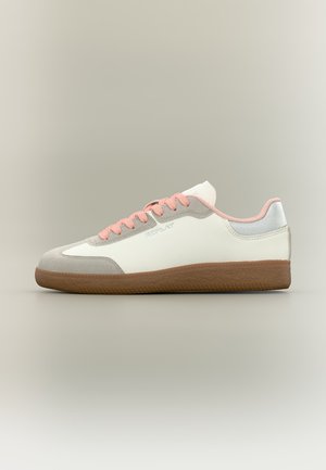 Zapatilla de perfil bajo con paneles blancos y grises, cordones rosas, forro rosa, detalle plateado en el talón y suela de goma marrón.