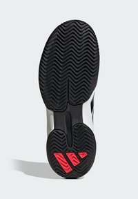 Črn gumijast podplat z vzorcem vigu, z belimi in rdečimi poudarki. Gladek površinski sloj z značilnim logotipom Adidas.