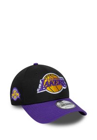 Cappellino da baseball nero e viola con logo ricamato "Los Angeles Lakers", design a tema basket e struttura regolabile.