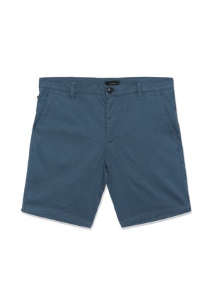 Kék férfi pamut rövidnadrág gombos és cipzáras záródással, oldalzsebekkel és övbújtatókkal, fehér háttéren kiterítve.