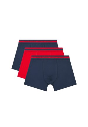 Trzy męskie bokserki w kolorze granatowym i czerwonym, każda z brandingowanym paskiem z napisem „Diverse Nautical.”