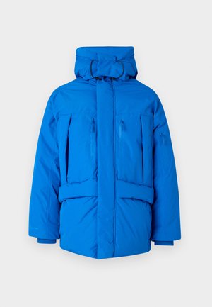 Μπλε επενδυμένο μπουφάν με ψηλό γιακά, ρυθμιζόμενο κορδόνι και τέσσερις τσέπες με φερμουάρ. Φτιαγμένο από μαλακό, ανθεκτικό στον καιρό ύφασμα.
