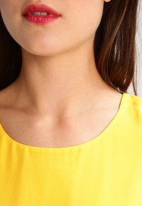 Zalando Essentials Bluse - dark yellow