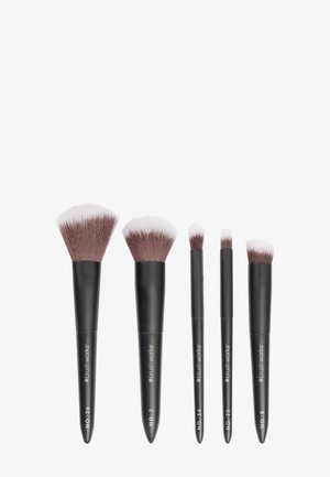 Sæt med fem makeupbørster med sorte håndtag. Børsterne har bløde børster med en gradient fra mørk til lys. Indeholder forskellige størrelser til forskellige anvendelser.
