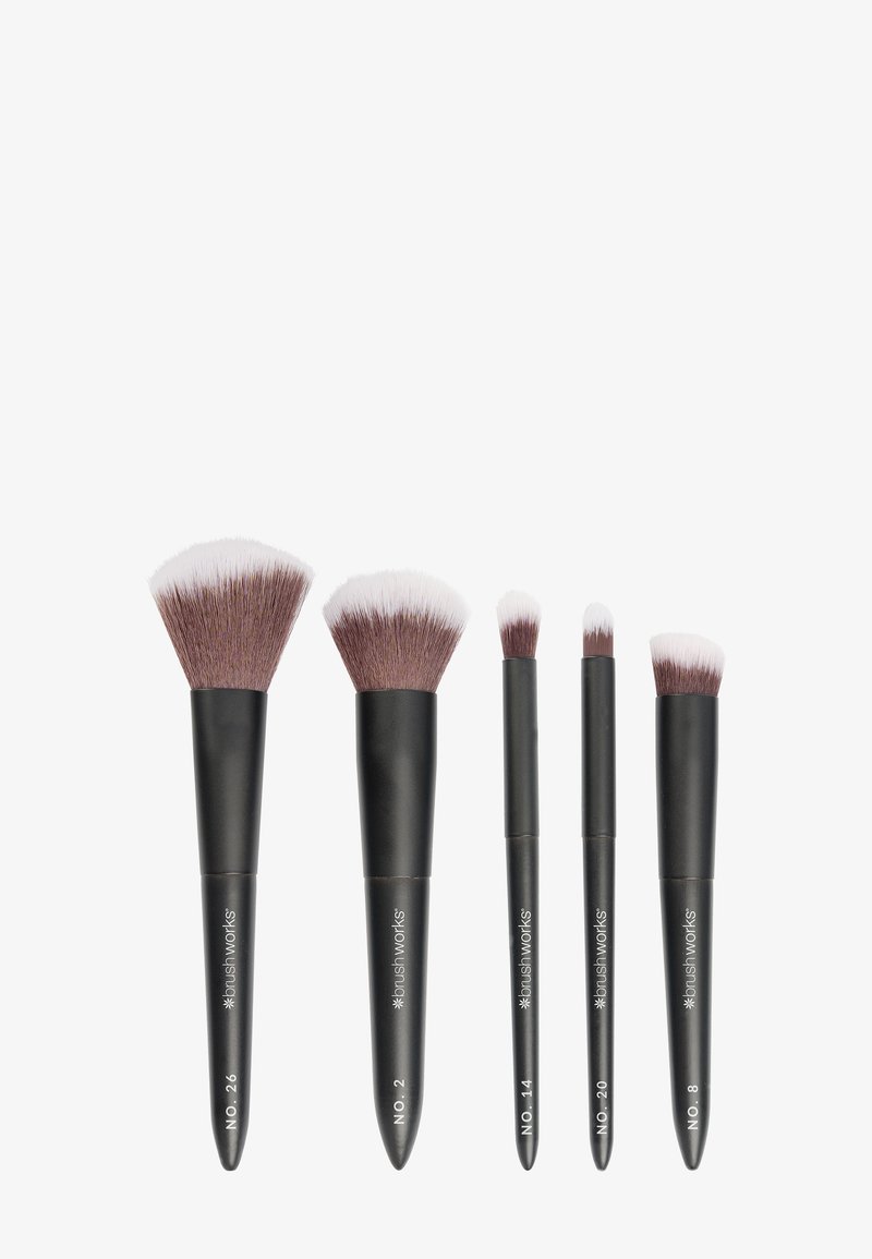 Conjunto de cinco brochas de maquillaje con mangos negros. Las brochas tienen cerdas suaves con un degradado de oscuro a claro. Contiene varios tamaños para diferentes aplicaciones.