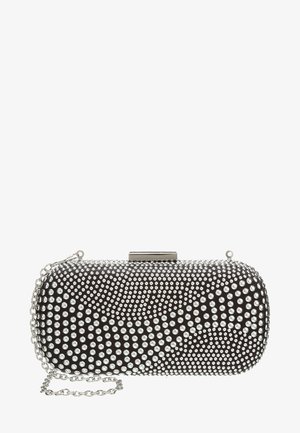 Pochette rectangulaire noire ornée de clous argentés disposés en motif radial, avec une bandoulière chaîne argentée et une fermeture à clip.