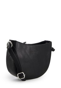 Sort læder halvmåne crossbody taske med sølvspænde, justerbar rem og præget "VENEZIA" logo på forsiden.
