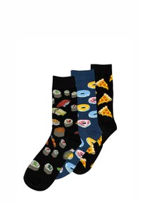 Tres pares de calcetines con motivos de comida: negros con sushi, azules con donas y negros con pizza, todos en colores vibrantes.