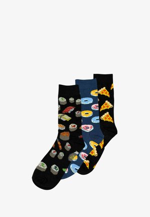 Trzy pary skarpetek z motywami jedzeniowymi: czarne z sushi, niebieskie z pączkami oraz czarne z pizzą, wszystkie w żywych kolorach.