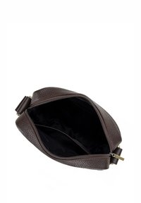 Borsa in pelle marrone con un'esterno texturizzato e chiusura a zip. Interno in tessuto nero con un compartimento. Hardware della zip visibile.