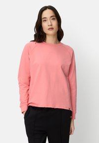 Rosa Sweatshirt mit langen Ärmeln, gerippten Bündchen, rundem Ausschnitt und einem rohen Saum. Enthält ein dezentes Logo auf der Brust.