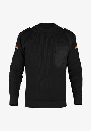 Schwarzer Pullover mit gerippter Textur, verstärkten Schulterpatches und einer Brusttasche. Enthält ein kleines deutsches Flaggenakzent am Ärmel.