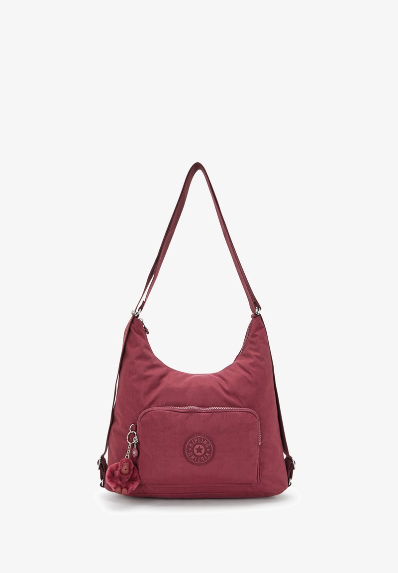 Borsa a tracolla rossa in nylon con forma curva, tasca esterna con zip e patch logo. Include un portachiavi a forma di scimmia pelosa come dettaglio decorativo.