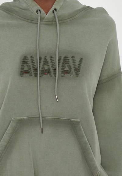 Zelená mikina s kapucí, která má přední kapsu, stahovací šňůrku a vyšívaný text "AVANAV" v texturovaném designu. Měkká látka s žebrovanými detaily.