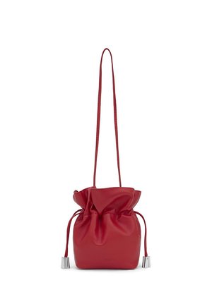 Mała czerwona skórzana torebka typu worek z zapięciem na ściągacz i długim paskiem na ramię, metalowe zakończenia na sznurkach.