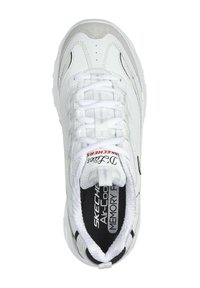 Białe buty sportowe z cholewką ze skóry i siateczki, okrągłym noskiem, sznurowaniem, wyściełanym językiem i teksturowaną podeszwą. Czarne i czerwone akcenty na wkładce.