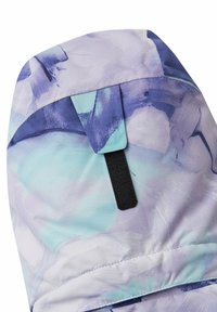 Giacca multicolore caratterizzata da una miscela di sfumature di lavanda e verde teal, realizzata in tessuto sintetico testurizzato, con una patta e chiusura in velcro nera.
