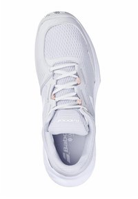 Zapatilla deportiva de color gris claro con parte superior de malla texturizada, diseño con cordones, cuello acolchado y un sutil logo en la lengüeta.